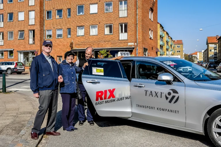 Taxi97 bil i Malmö tillsammans med kunder